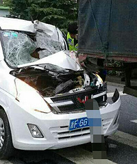 小车追尾货车车头扁了...