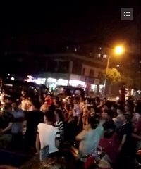 昨晚嘉兴某小区有人打架 围观的人山人海!据说警察闯红灯来阻止