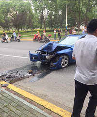 һ������Ե�޹�һͷײ�ϴ��� ��ͷ�������ϣ�����ܱ�ͣ��һƬ