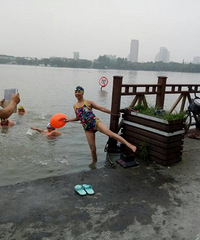 �Ϻ���Ӿ���һ�� �����ں�����������