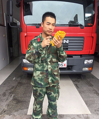"朋友圈疯传:着火时用湿毛巾捂嘴就死定了?!消防员说出了真"