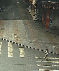 ���ģ�2����ͯ���ԴӼ����߳�������˭�͸�˭�ߡ�