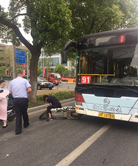 һԺ�����ſڷ������� ��������Сë¿��ײ�ˣ�