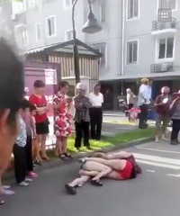 ����ĳС�����Ҵ�սС������Ů���ڵ���Ť���һ�� �ڿ㶼¶����