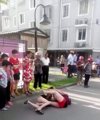 ����ĳС�����Ҵ�սС������Ů���ڵ���Ť���һ�� �ڿ㶼¶����