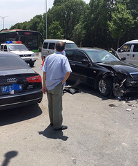 �f��ֻʹ���µ�A6��ײ���ʹ��������� �µ��Ҳ೵�ű�ײ����