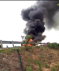 ���£���κ������г���ȼ �ֳ�һƬŨ�̣�