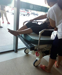 �˼䱯�磡���˸����г�׷β 17���к��Ӽ�ʻ�ҡ��ɳ���