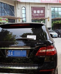 百万奔驰多次被砸贴条求饶,小偷:放你一马