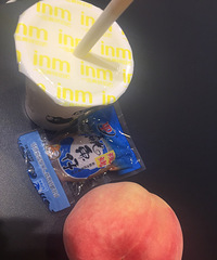 "哈哈,晚饭没花钱,然后小姐妹带杯酸奶,还"