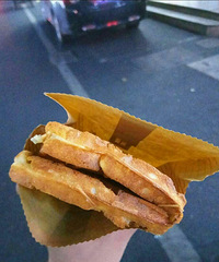 华夫饼配上冰淇淋 这样夏天吃起来才棒棒的!