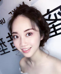 试妆前后 对比相当大 很喜欢这个新娘发型
