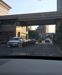 ĳС���г���������ʻ ��������ס��Ȼ��������...