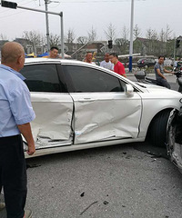 С�ģ��������·�ڵĺ��̵Ƴ��ڻ��� �ҵĳ�����ײ����