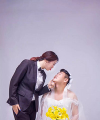 反串婚纱照 “新娘”表情太到位!