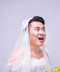 反串婚纱照 “新娘”表情太到位!