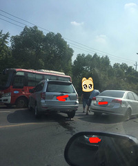 ���ǳ�������ʢ��·һ����ͷ��ײ����