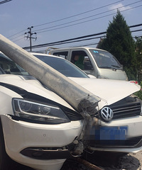 ����һŮ˾��ײ�ϵ��߸� ���߸˵�������������