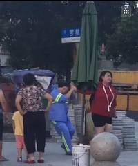 ��ͷ����һĻ��Ů����������ĸ��ҪǮʧ�� ���ֳ���ͷ��