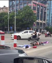 ���Ƴ�����Ů�ӵ��ڵ��ϲ�ͣ�鶯��������