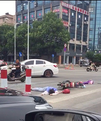 ���Ƴ�����Ů�ӵ��ڵ��ϲ�ͣ�鶯��������