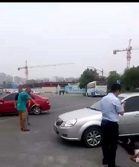 �л���·����ͻ���������γ�ǰ��ѹ����ƿ�������Ķ�Ƥ��