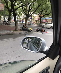 �鲨·����ƿ����ײ��Ů�ӣ����ڿ��ֻ�