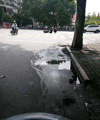 ����һʮ��·�ڳ��� ��ƿ��������Ȼ�����ڵ���