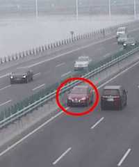 ����һС�γ����������У�����ײ�ϴ������