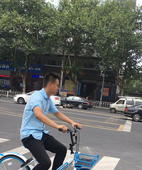 ͻ������ɽ·�»�����ſ�����Ա��ײ ��ƿ��ˤ���ڵ�