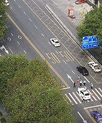 ���ǰ����ߣ������Ƶ��ſڰ����߳�ײ����