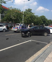 ���޸��ױ���Ժǰ������������ͷ��ɢ����