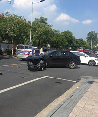 ���޸��ױ���Ժǰ������������ͷ��ɢ����