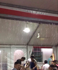结棍!平湖有人家办酒 狂风暴雨把大棚当场吹翻
