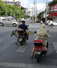 ߾��˼����������ͷ����Ȼ������С�ƣ�