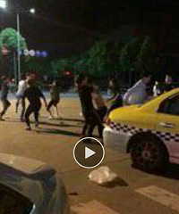 ����ͩ��ĳ�ư��ſ� һȺС�����Ⱥ�ܣ�