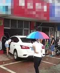 ����һŮ˾���������ŵ�ɲ�� һ��ײ���˿�͵꣡