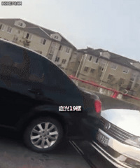 һ����ƽ�ȹ�·�峵��ײ ����׳�ۣ�