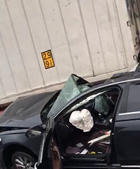 �µ�һͷײ�ϴ󿨳� ���ұ�ը����ͷȫ�٣�������������...