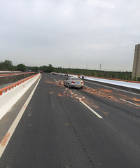 ������·�б�����·�м�ײ��ש���ˣ�