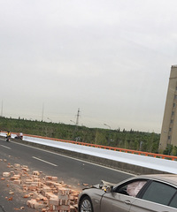 ������·�б�����·�м�ײ��ש���ˣ�