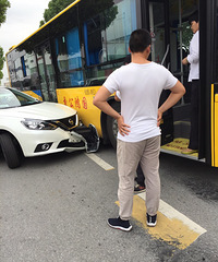 �����ˣ��³��ճ�4S�� ת��ײ���˹�������