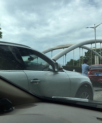 ͻ��������·һ����ɫС��ײ����������