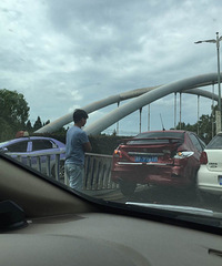 ͻ��������·һ����ɫС��ײ����������