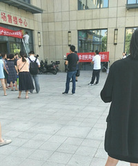 ¡�ڹ㳡�ڸ����飺������ŵ���õ� ���˷��Ӻ󲻶���