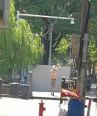 ���۾�������һŮ�ӽ����������ڽ�ͷ��ͷ�ϻ����������ڿ㡭