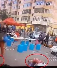 "戏太足!为了一块钱葡萄,两大妈倒在地上不肯起“谁先起谁吃亏”