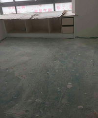 装地板前地面的清洁问题 地板上弄出一大块水泥块