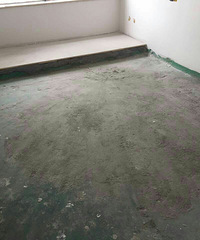 装地板前地面的清洁问题 地板上弄出一大块水泥块