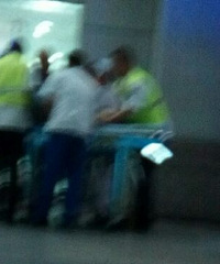 ͻ����������� Ů��2¥̤�ƹ����׹���ڵأ�